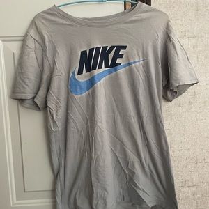 gray Nike T-shirt